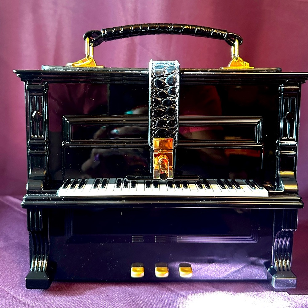 Piano and I purse